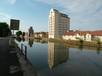  batiments industriels, reflets dans le canal
